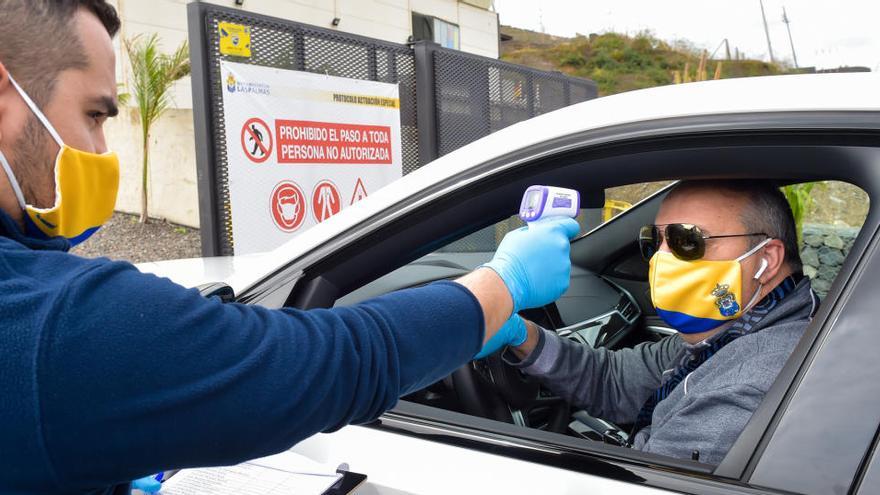 Miguel Ángel Ramírez Alonso, presidente de la UD, con mascarilla, durante su entrada a Barranco Seco.