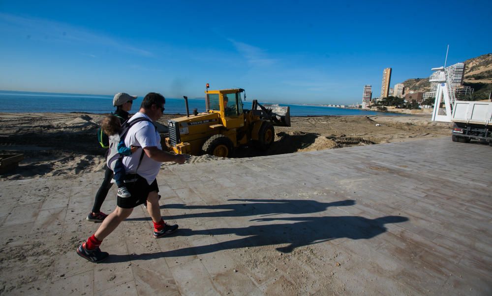 Suciedad en la playa de la Albufereta tras la riada