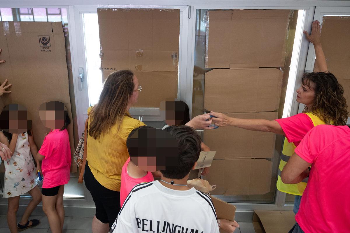 Las familias del CPI Parque Venecia de Zaragoza forran con cartones sus cristaleras para denunciar el calor en las aulas:
