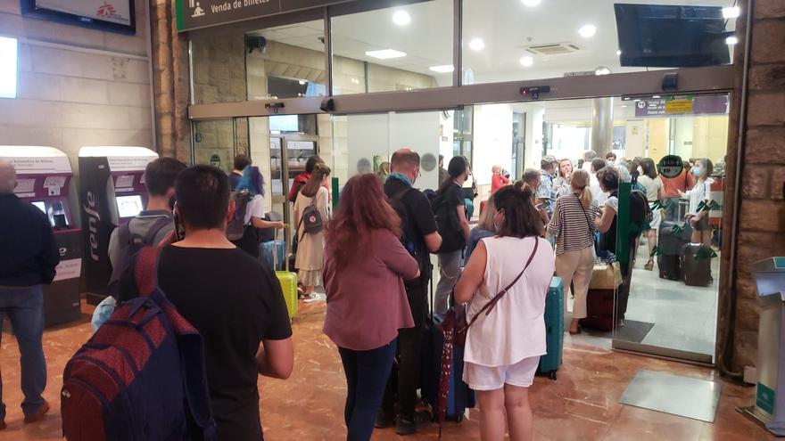 Caos y confusión en la estación de Ourense tras la suspensión del AVE por el incendio de Zamora