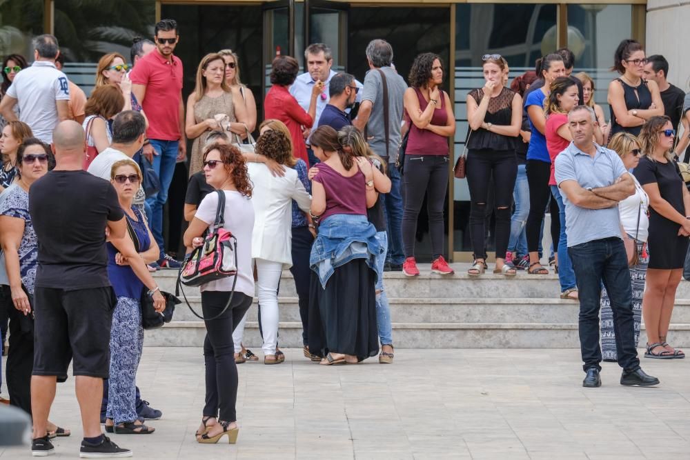 El Ayuntamiento y la Conselleria ofrecen ayuda psicológica a familiares, amigos y compañeros del pequeño.