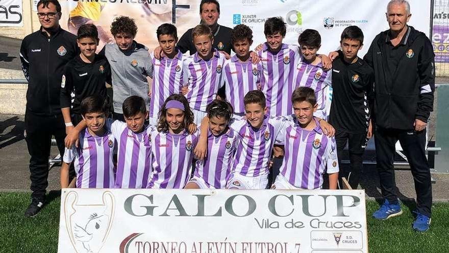 Imagen del equipo ganador del torneo (arriba). Los jugadores del Sporting de Gijón celebran uno de sus goles (derecha).