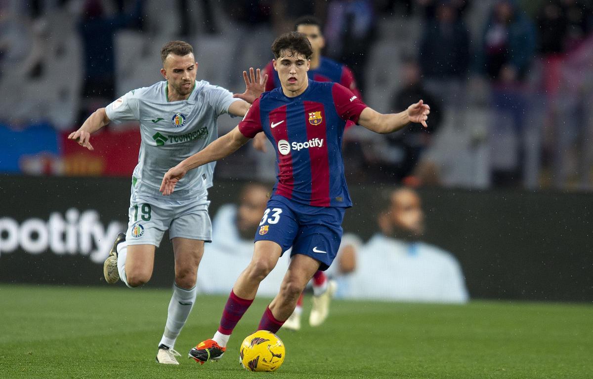 Barcelona. 24.02.2024. Deportes. Cubarsí avanza perseguido por Mayoral durante el partido de liga entre el FC Barcelona (Barça) y el Getafe en el estadio Lluis Companys. Fotografía de Jordi Cotrina