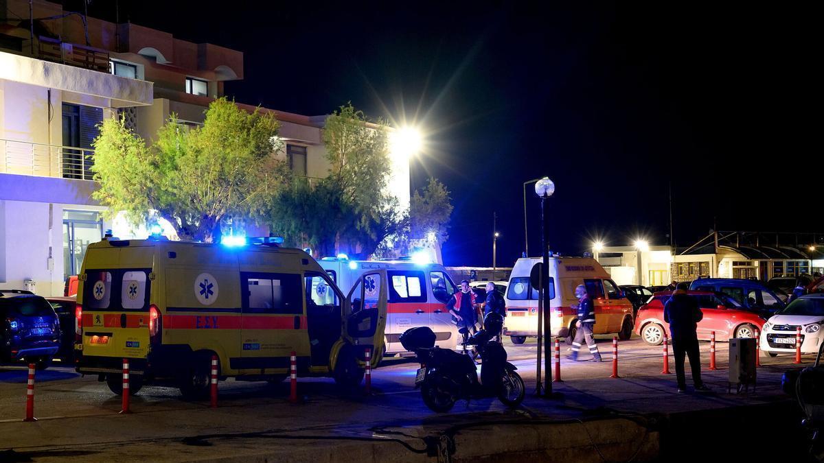 Ambulancias para transportar a los heridos en el naufragio de una lancha con inmigrantes, este martes por la noche en la isla griega de Chíos.