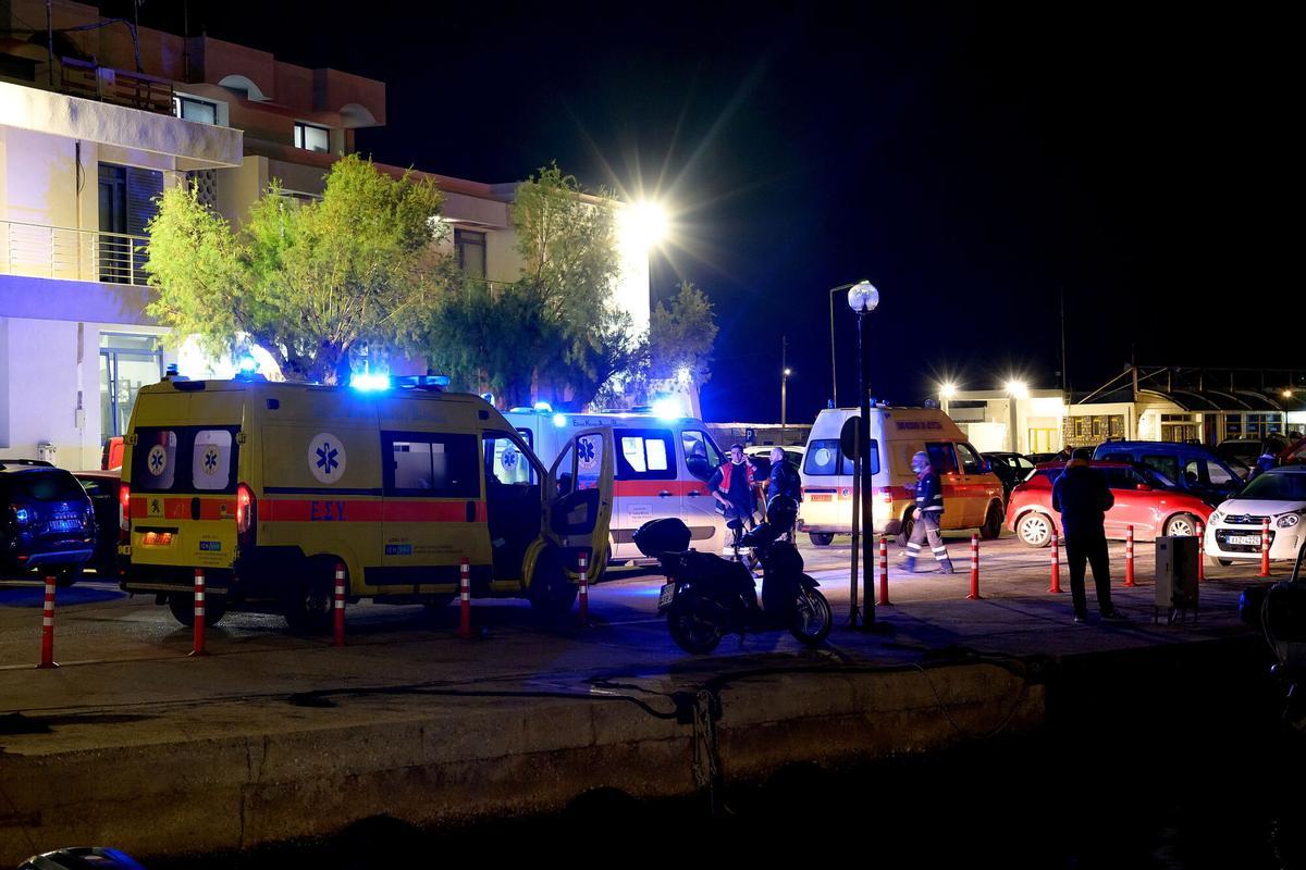 Ambulancias para transportar a los heridos en el naufragio de una lancha con inmigrantes, este martes por la noche en la isla griega de Chíos.