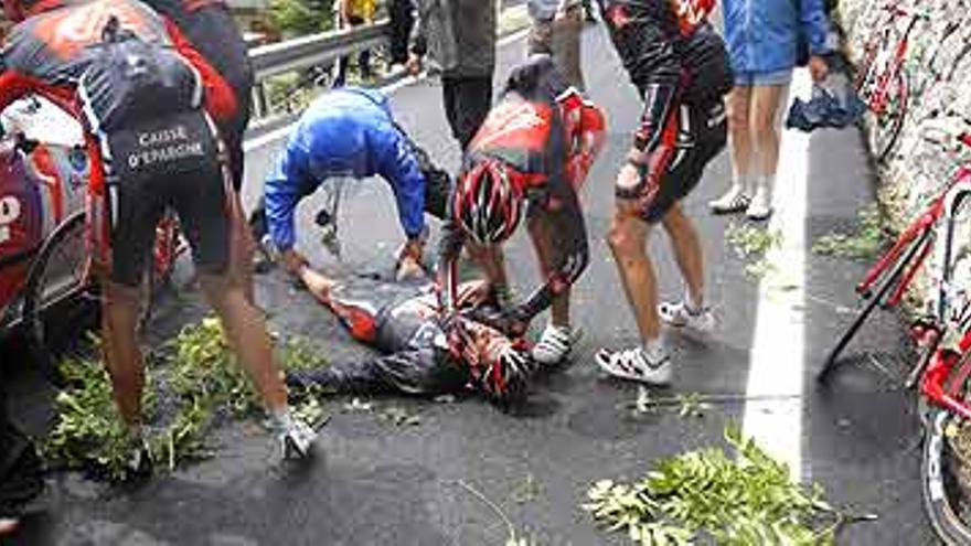 Pereiro abandona el Tour al sufrir una luxación y una fractura del hombro tras una caída