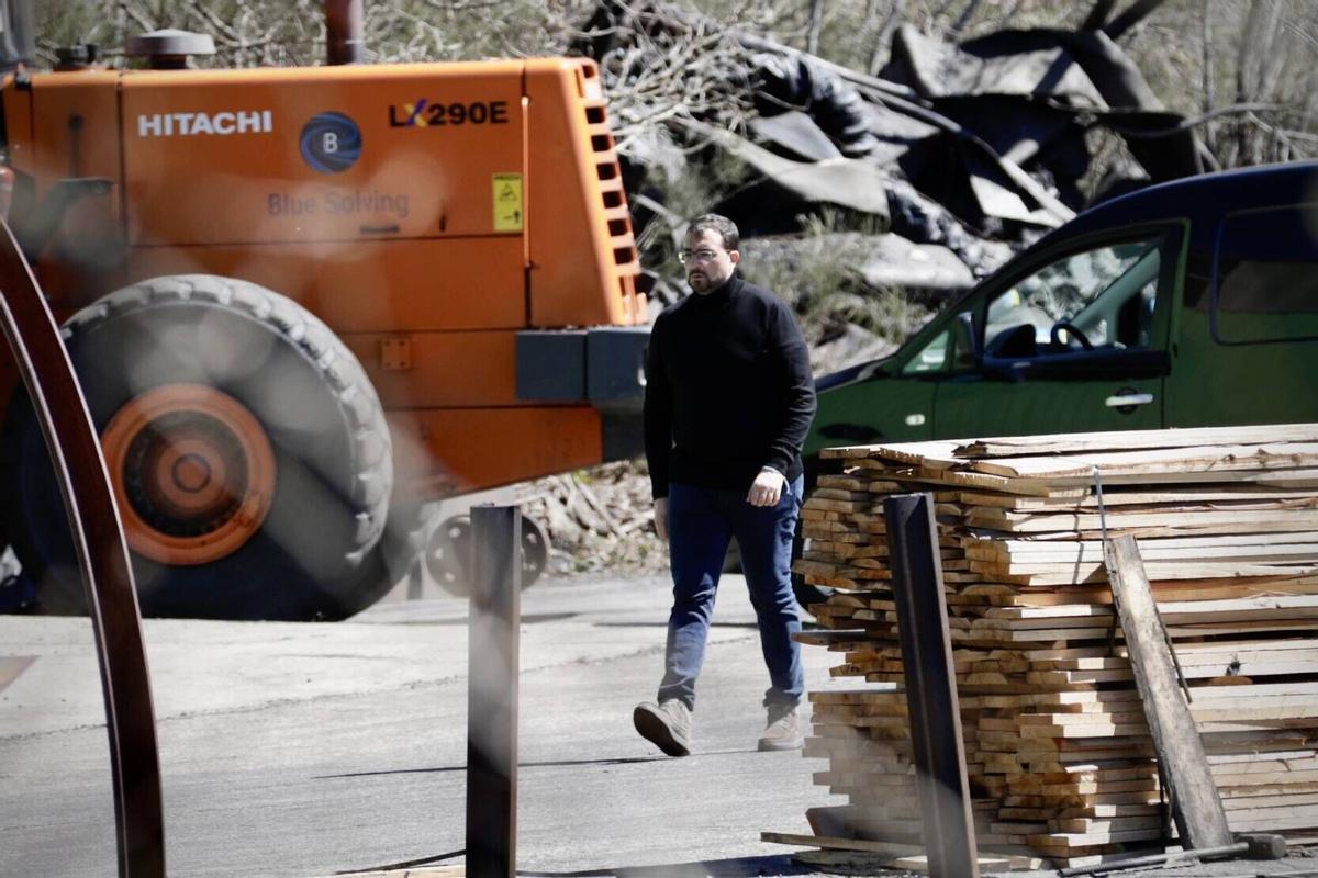 Adrián Barbón, junto a la mina de Cerredo donde se produjo el accidente.