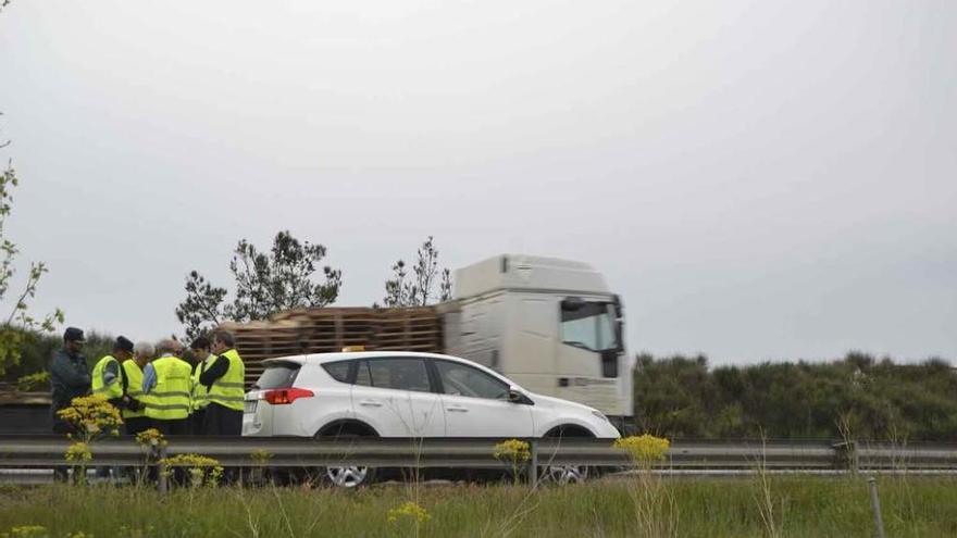 Jerónimo García Bermejo, técnicos de Fomento y Guardia Civil estudian el paso de agricultores en la A-6.