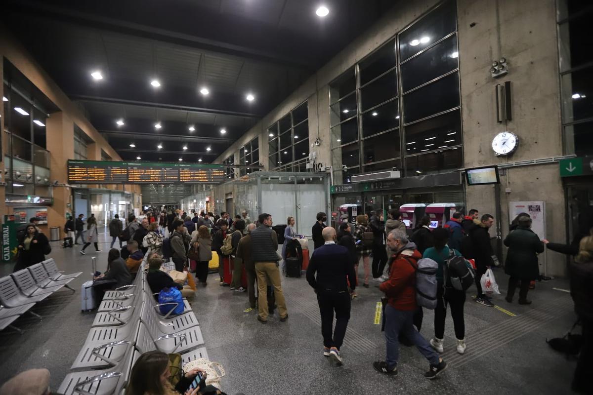 Colas en la estación de Renfe de Córdoba provocadas por el retraso de los trenes.