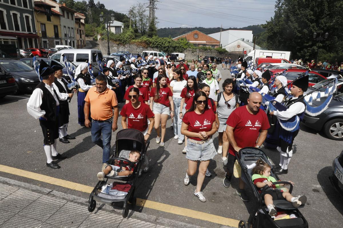 Trubia. El parque de Cataluña. Reportaje en la Jira de las fiestas de la localidad, con los romeros comiendo el bollo