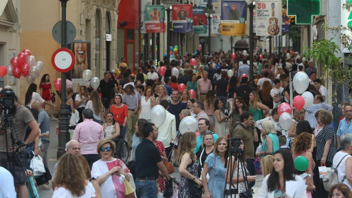 El público llena las calles del centro en una de las últimas ediciones de la 'Shopping Night'.