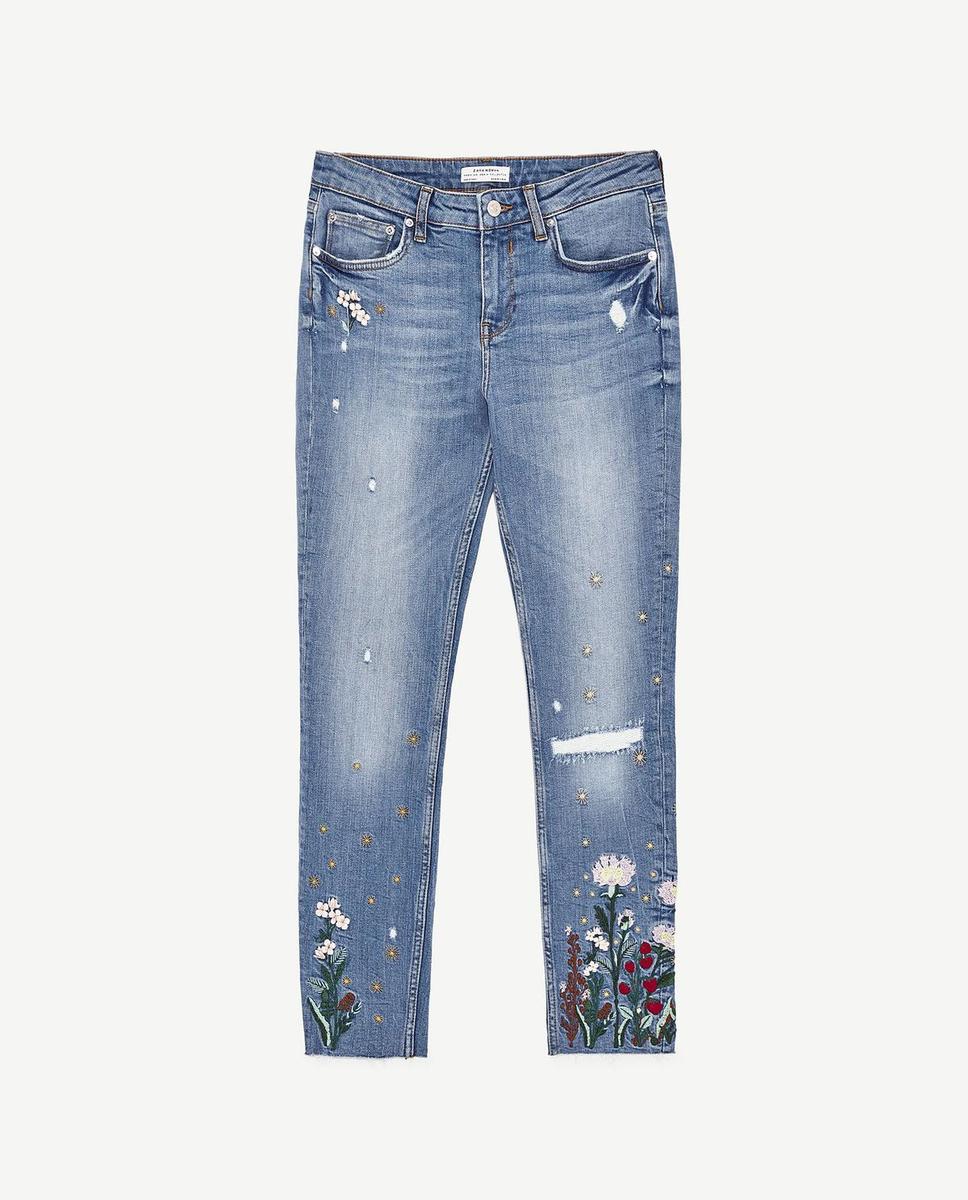 El paraíso 'made in' Zara: Jeans de tiro medio bordados (39,95 euros)