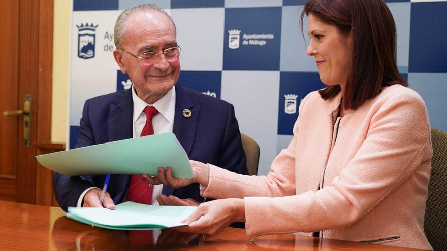 De la Torre y Losada, esta noche en el Ayuntamiento firmando el acuerdo.