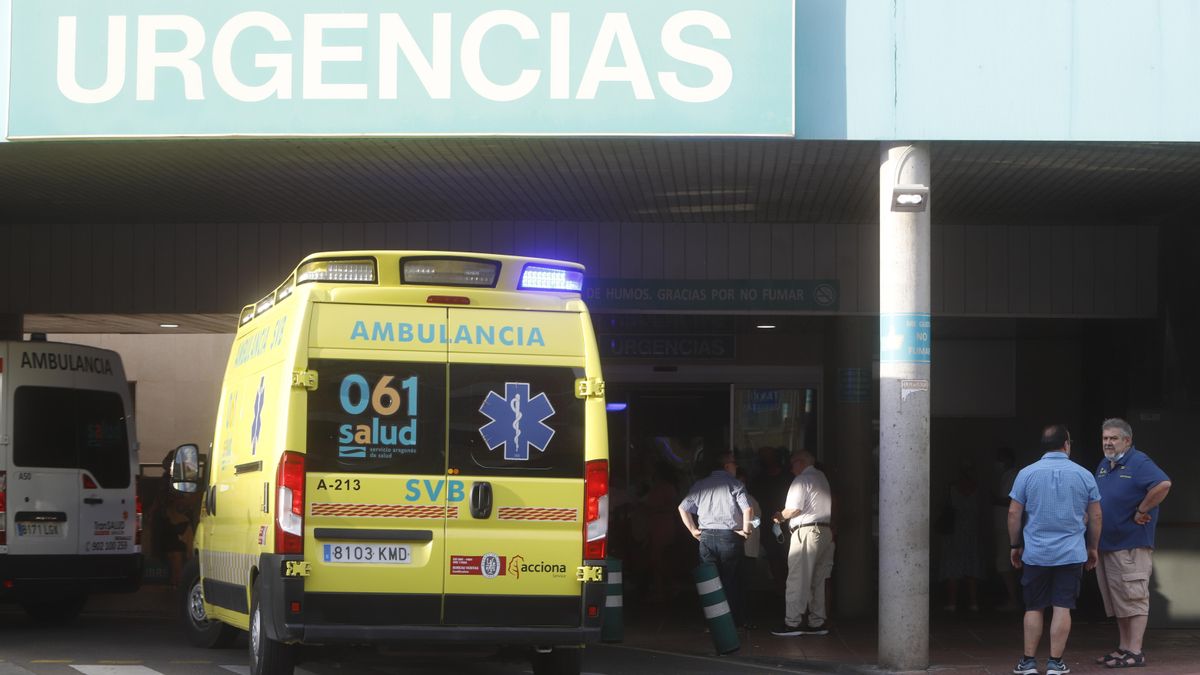 Una ambulancia en las puertas del Miguel Servet.