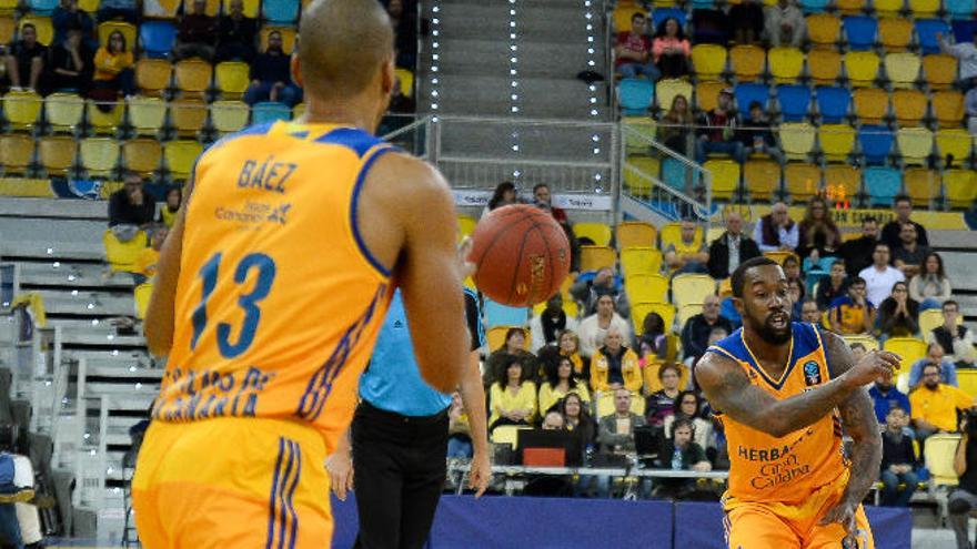 Bo McCalebb asiste a Eulis Báez durante un partido de la Eurocup de esta temporada.