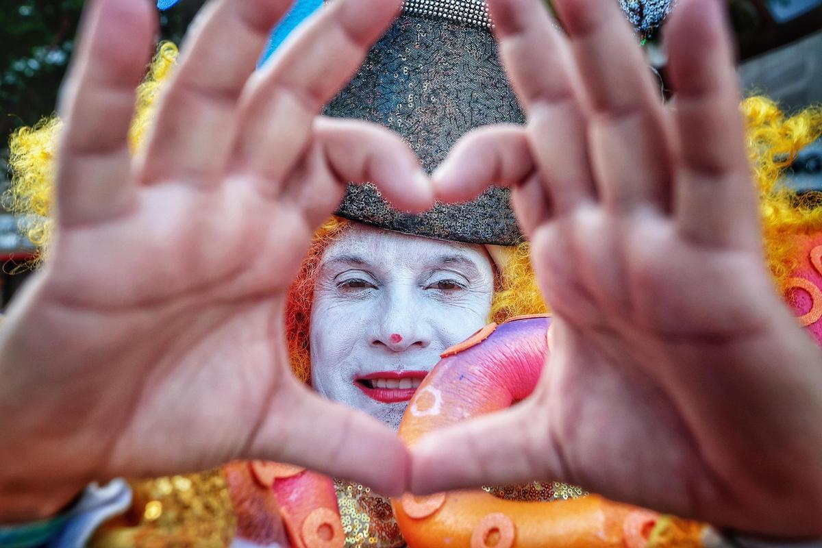 Detalle de un murguero de Bambones en el coso apoteósis del Carnaval de Santa Cruz de Tenerife 2026.