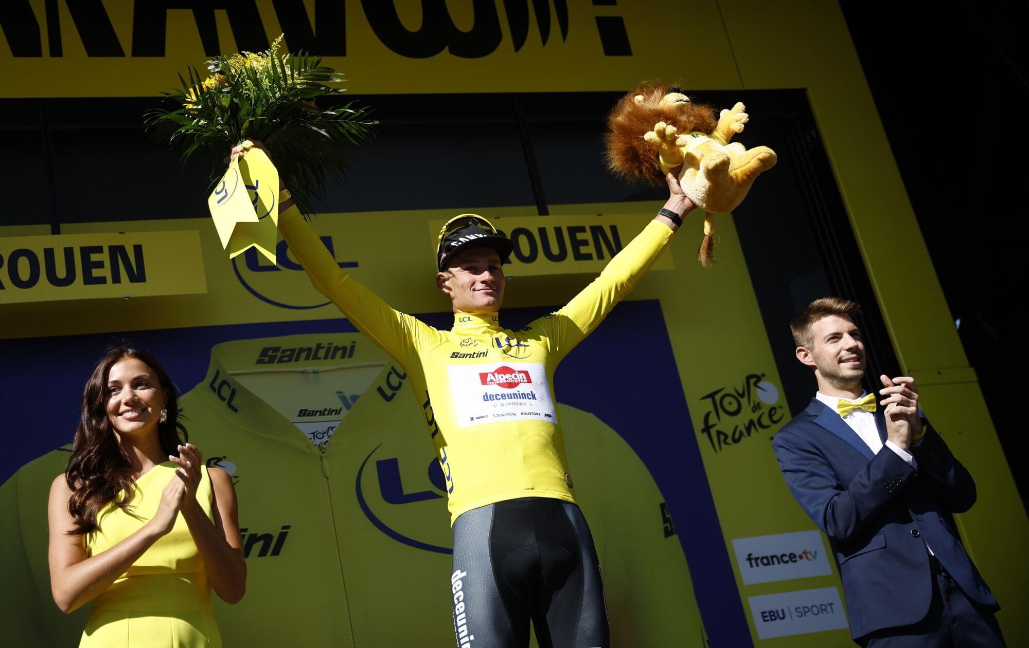 (France), 08/07/2025.- Dutch rider Mathieu Van Der Poel of Alpecin - Deceuninck team celebrates on the podium in his leader yellow jersey during the 4th stage of the Tour de France cycling race over 174.2km from Amiens to Rouen, France, 08 July 2025. (Ciclismo, Francia) EFE/EPA/MARTIN DIVISEK