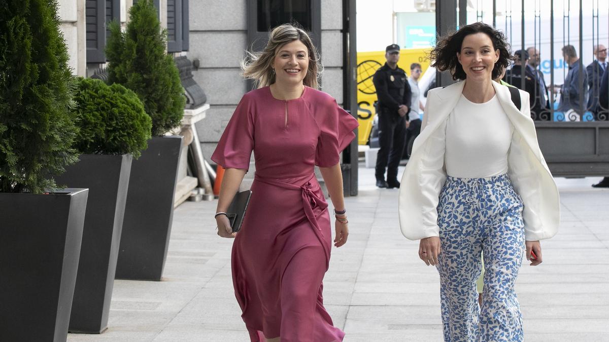 La portavoz socialista de Igualdad en el Congreso, Laura Berja (i), junto a la secretaria del área de la dirección del partido, Andrea Fernández (d), este 18 de mayo de 2022 en el patio de la Cámara baja.