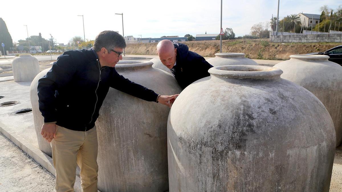 Rafael Llamas y Miguel Sánchez supervisan las tinajas de la avenida.