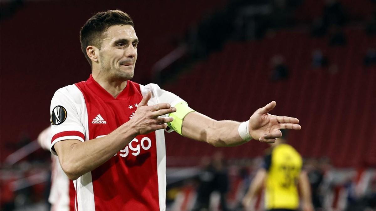 Tadic festeja su gol al Young Boys en los octavos de final de la Europa League