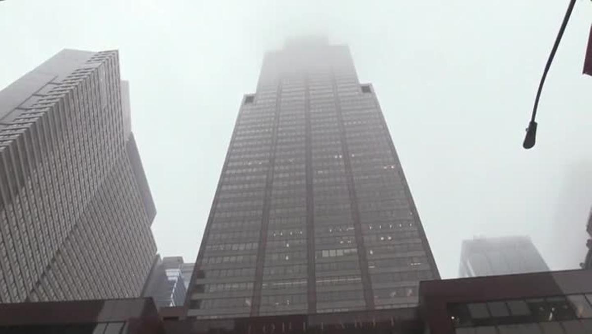 El piloto de un helicóptero privado murió este lunes al estrellarse cuando intentaba realizar un aterrizaje de emergencia en la azotea de un rascacielos de 54 plantas de Manhattan, cerca de Times Square y de la Torre Trump, en Nueva York.