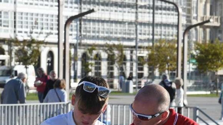 Dos turistas observan un mapa en A Coruña.