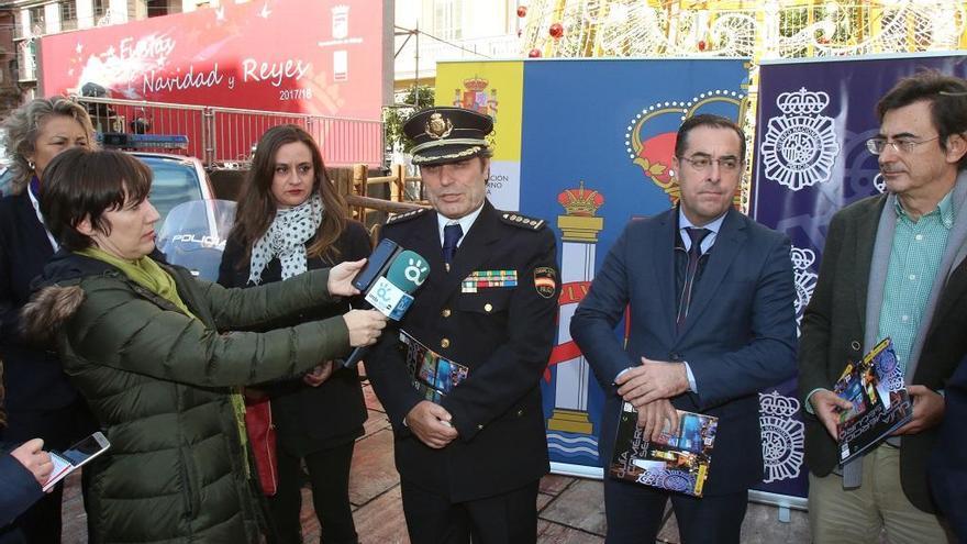 El subdelegado del Gobierno en Málaga, Miguel Briones, y el comisario principal jefe provincial, Francisco López Caneso, presentan el Plan Comercio Seguro de Navidad. En la plaza de la Constitución.