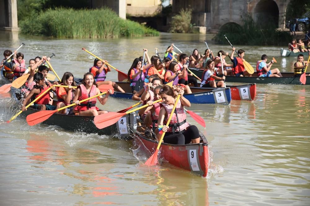 Més de 170 persones participen en la sisena Competició de Canoes al riu de Sallent