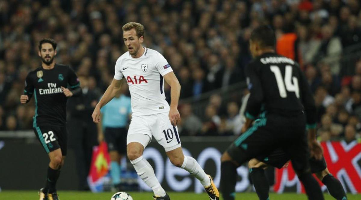 Kane encara a Casemiro ante la mirada de Isco en el partido entre el Tottenham y el Madrid en 2018