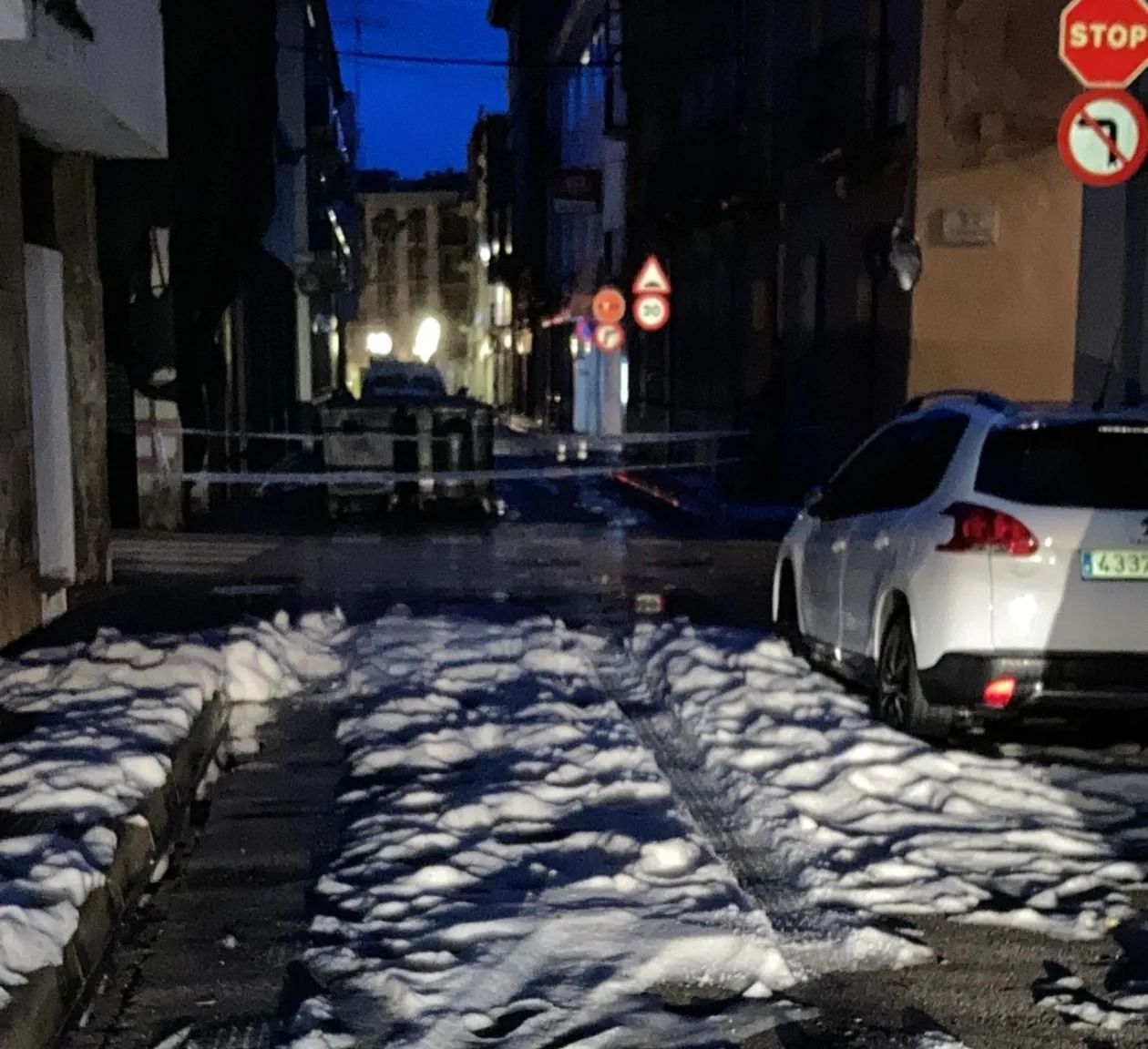 Un carrer tallat per la presència de calamarsa a Sant Feliu