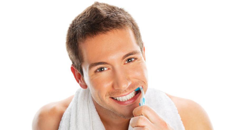 Un home es raspalla les dents