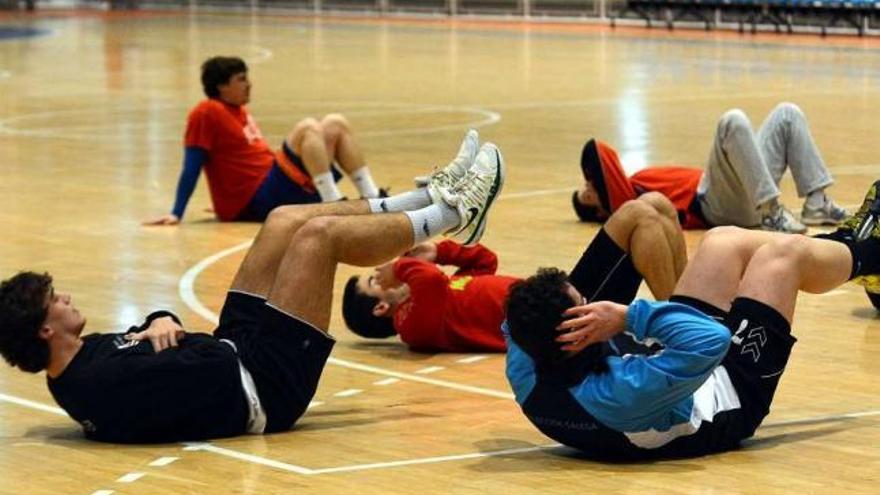 Los jugadores del Teucro durante un entrenamiento. // R. Vázquez