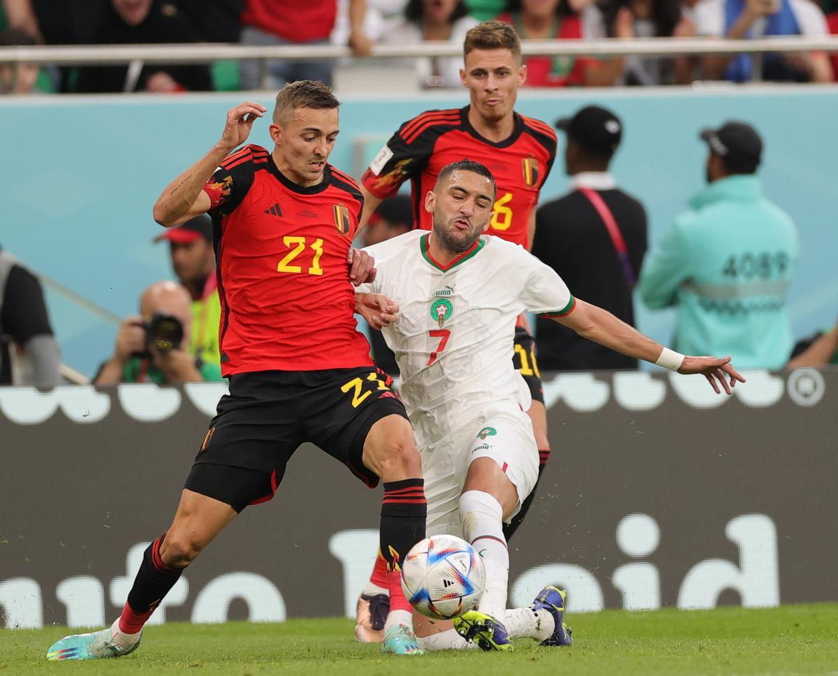 Doha (Qatar), 27/11/2022.- Timothy Castagne (L) of Belgium in action against Hakim Ziyech of Morocco during the FIFA World Cup 2022 group F soccer match between Belgium and Morocco at Al Thumama Stadium in Doha, Qatar, 27 November 2022. (Mundial de Fútbol, Bélgica, Marruecos, Catar) EFE/EPA/Friedemann Vogel