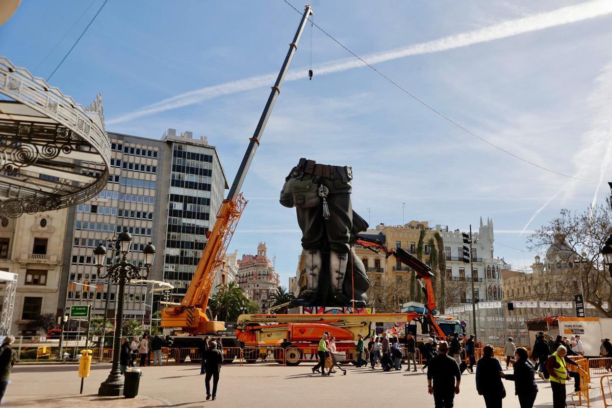 El corazón de las Fallas se levanta: avanza el montaje de la falla municipal de València El corazón de las Fallas se levanta: avanza el montaje de la falla municipal de València