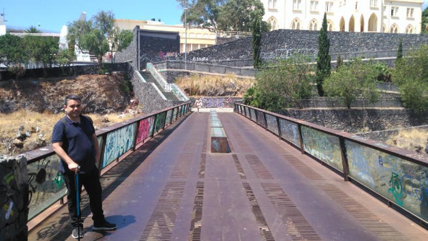 Vecinos de Duggi piden adecentar la pasarela peatonal del barrio