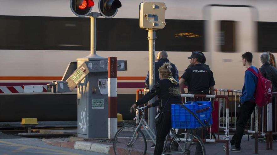 Al menos cuatro heridos al arrollar un tren a un camión en un paso a nivel