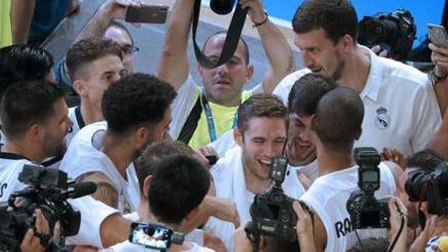 Los jugadores del Madrid celebran la victoria.