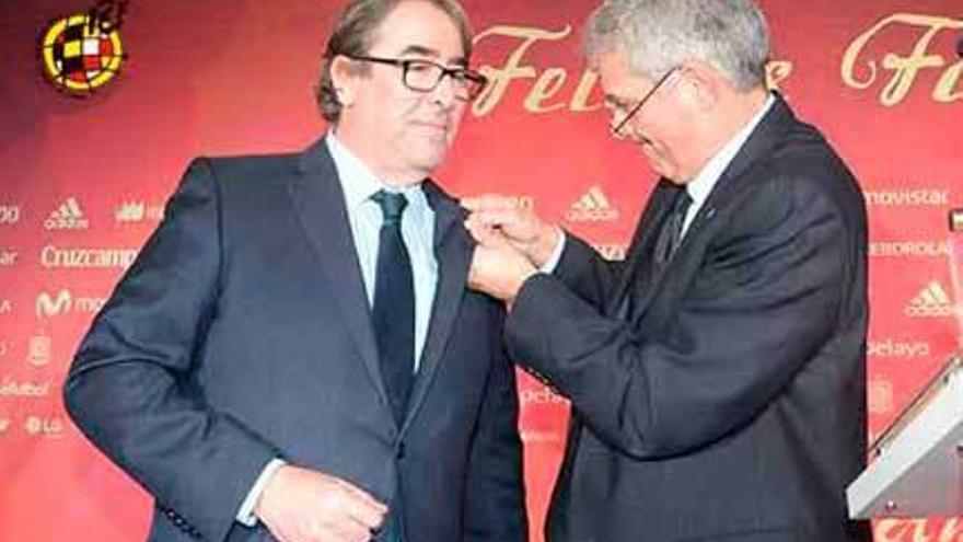 Villar impone la insignia de oro de la Federación Española a Jorge Pérez.