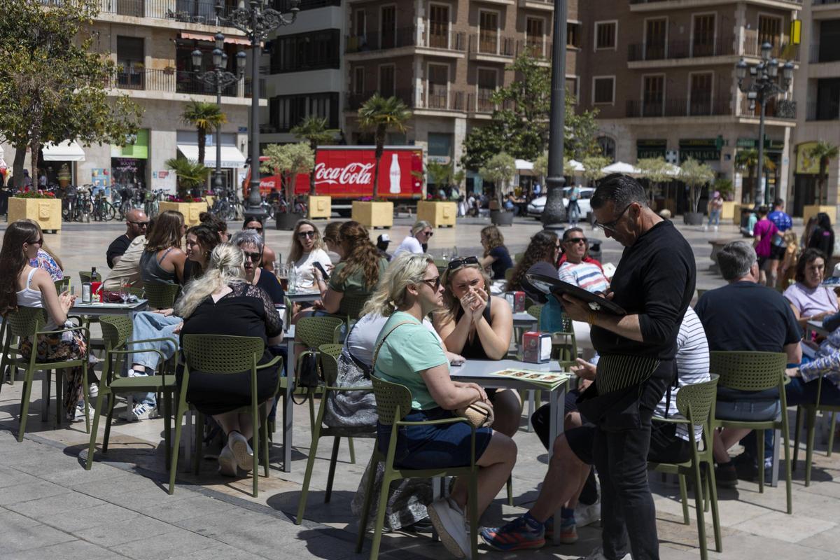 Gente comiendo en un restaurante del centro de València.