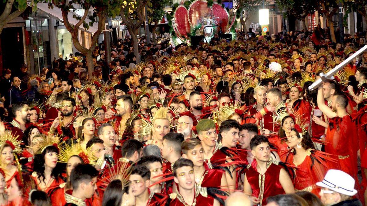 La comparsa más numerosa es Tot a Orri, con 750 socios, de los que desfilarán 660 en esta edición del Carnaval. En total desfilarán más de 5.000 comparseros.