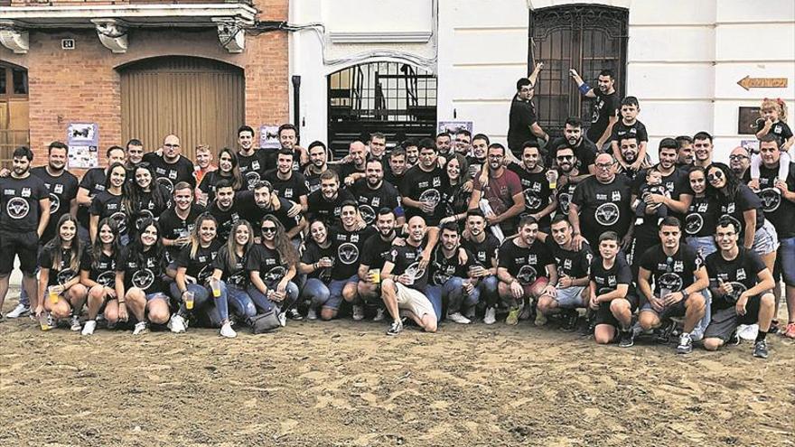 La peña Pelandrusca brinda una tarde taurina en Llucena