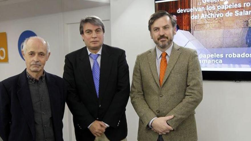 El presidente de la Asociación Salvar el Archivo de Salamanca, Policarpo Sánchez, (C) junto con uno de los afectados, Guillermo Suils, (D) y el presidente de HazteOir.org, Ignacio Arsuaga, (I).