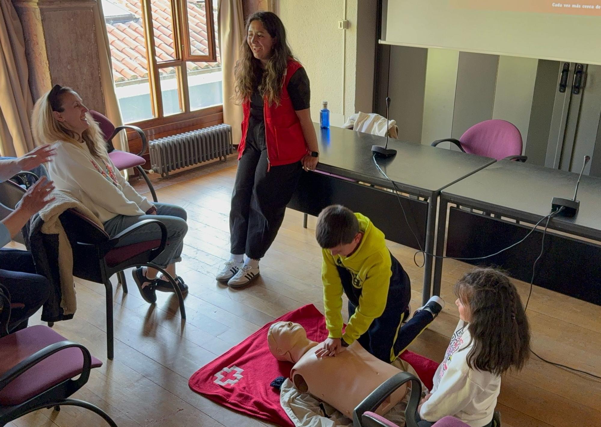Así fue el taller de primeros auxilios de Cruz Roja en Grado
