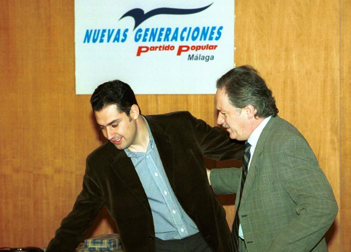 Juanma Moreno en un acto de Nuevas Generaciones con el entonces presidente del PP de Málaga, Joaquín Ramírez.