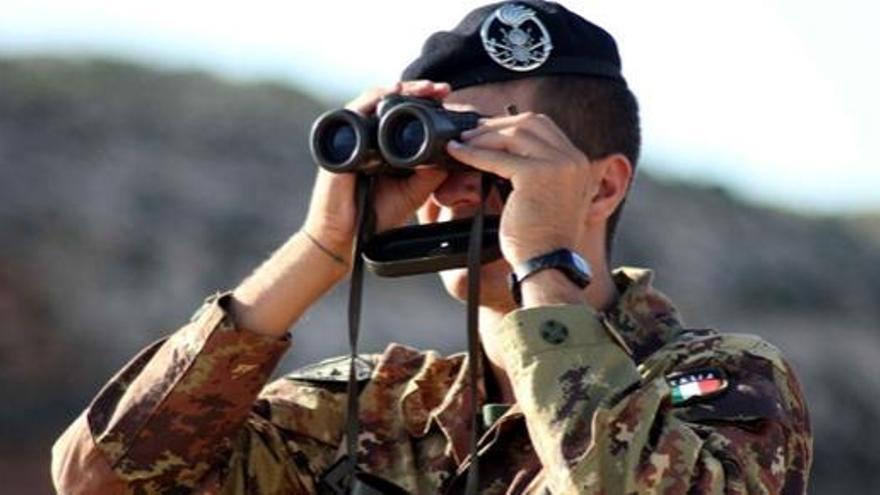 Un militar italiano vigila la costa de Lampedusa.