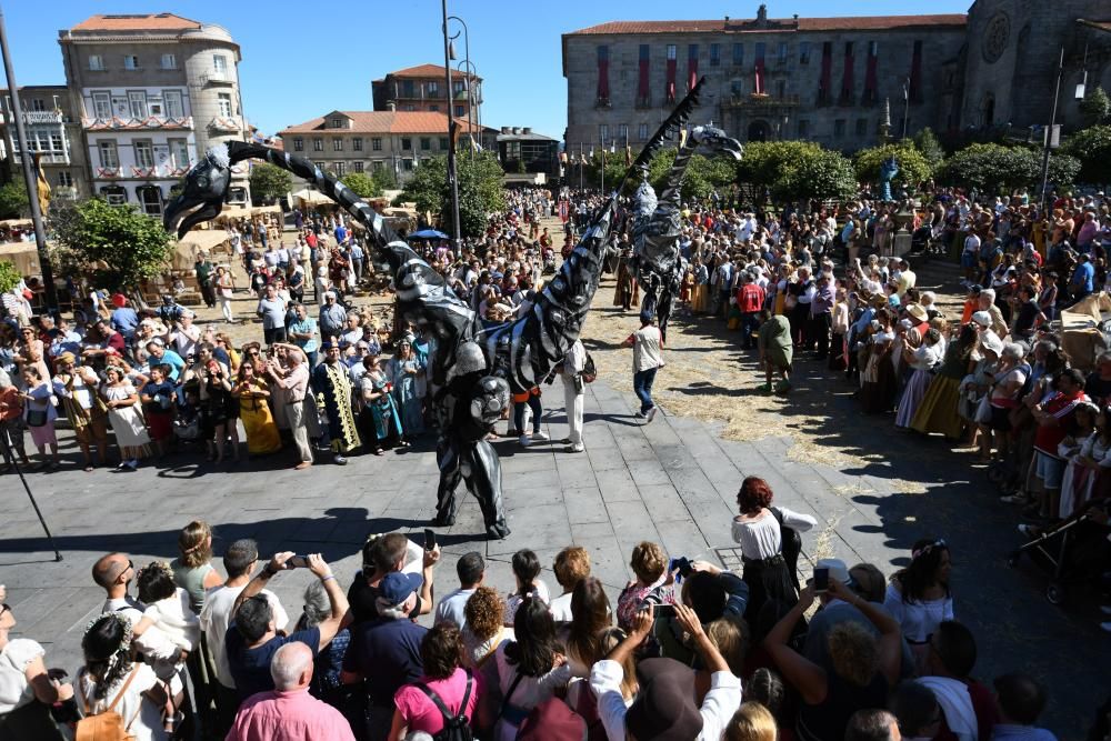 Miles de asistentes consolidan la Feira Franca como una de las fiestas históricas más destacadas de Galicia