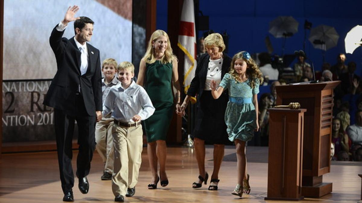 El candidato republicano a la vicepresidencia Paul Ryan con su esposa Jenna (c), sus hijos Elizabeth (d), Charles (3-i), Samuel (2-i) y su madre Elizabeth (2-d) saludan a los delegados en la convención de Tampa.