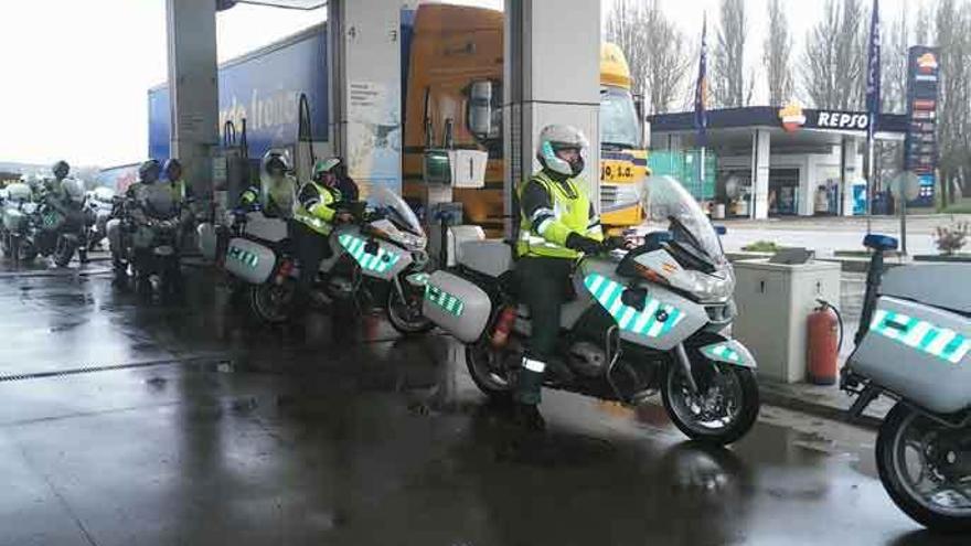 Los motoristas de la Guardia Civil, ayer en la gasolinera de Puebla de Sanabria.