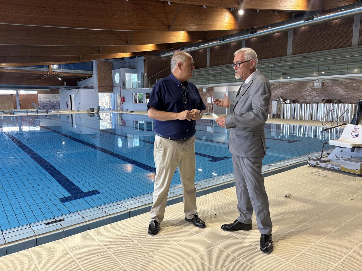 El alcalde, Juanma Cerdá (i) y el edil Juan Pascual Sorlí visitaron este miércoles la piscina tras haber finalizado los trabajos.