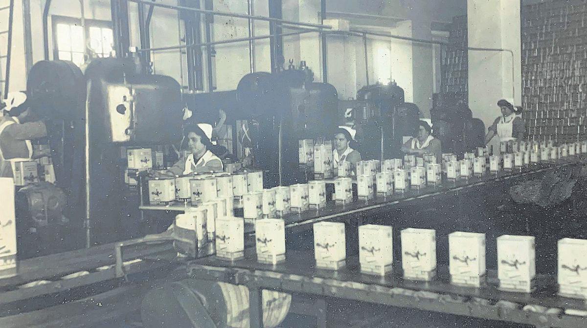 Operarias envasando latas de aceite en la fábrica de Musa.